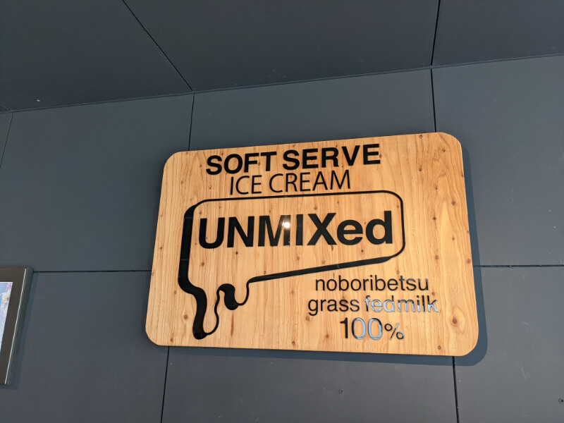 UNMIXed SOFT SERVE ICECREAMのロゴサイン