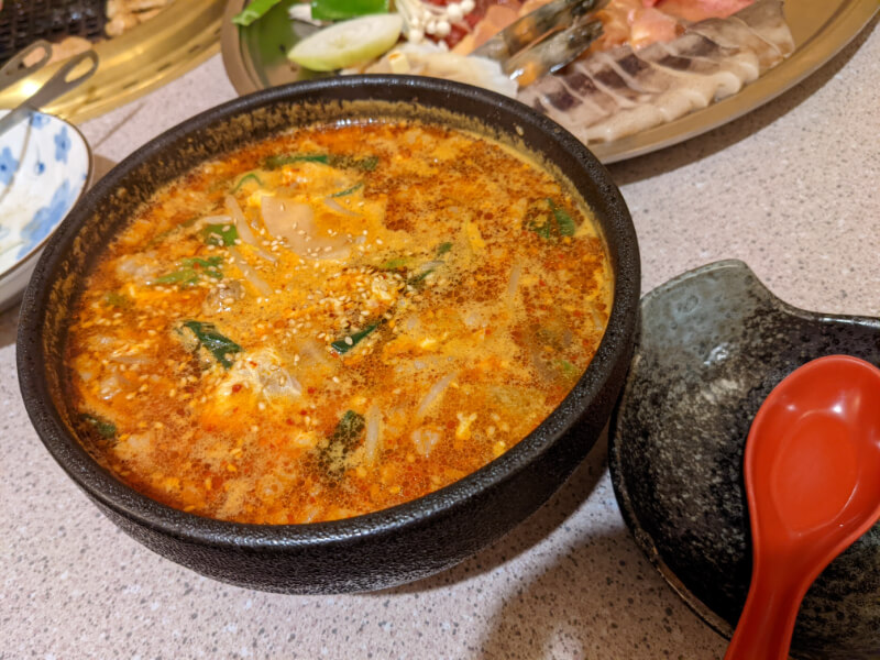 ユッケジャンクッパ（韓国の辛口スープ雑炊料理）