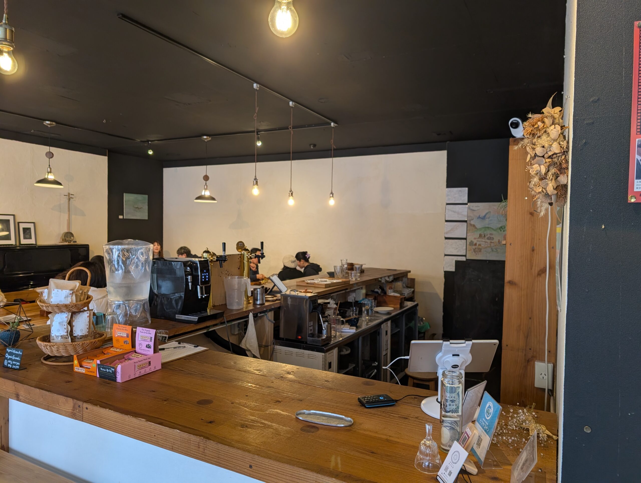 めぐりやのカウンターとエスプレッソマシン