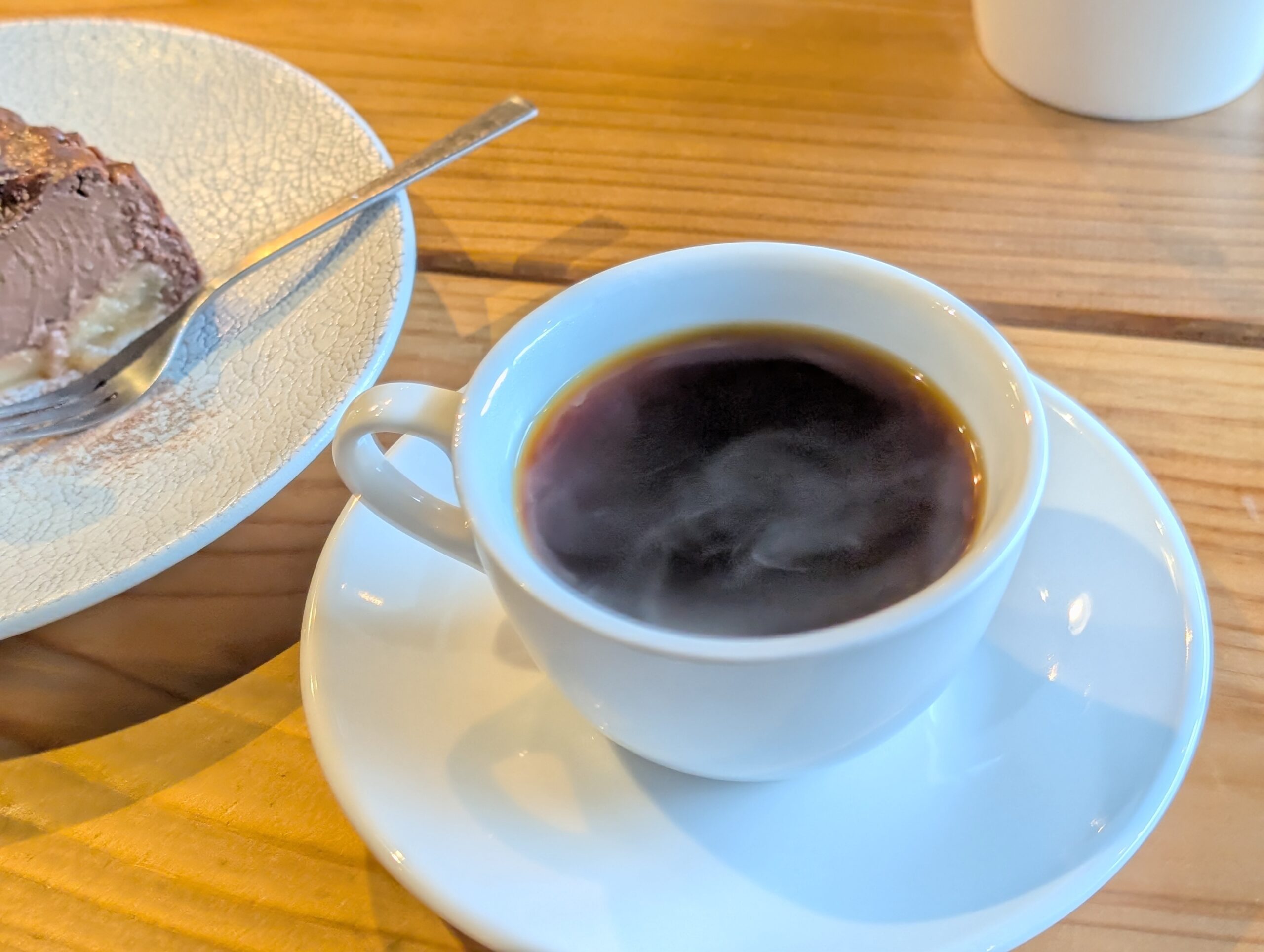 めぐりやのハンドドリップコーヒーとチョコとリンゴのチーズケーキ