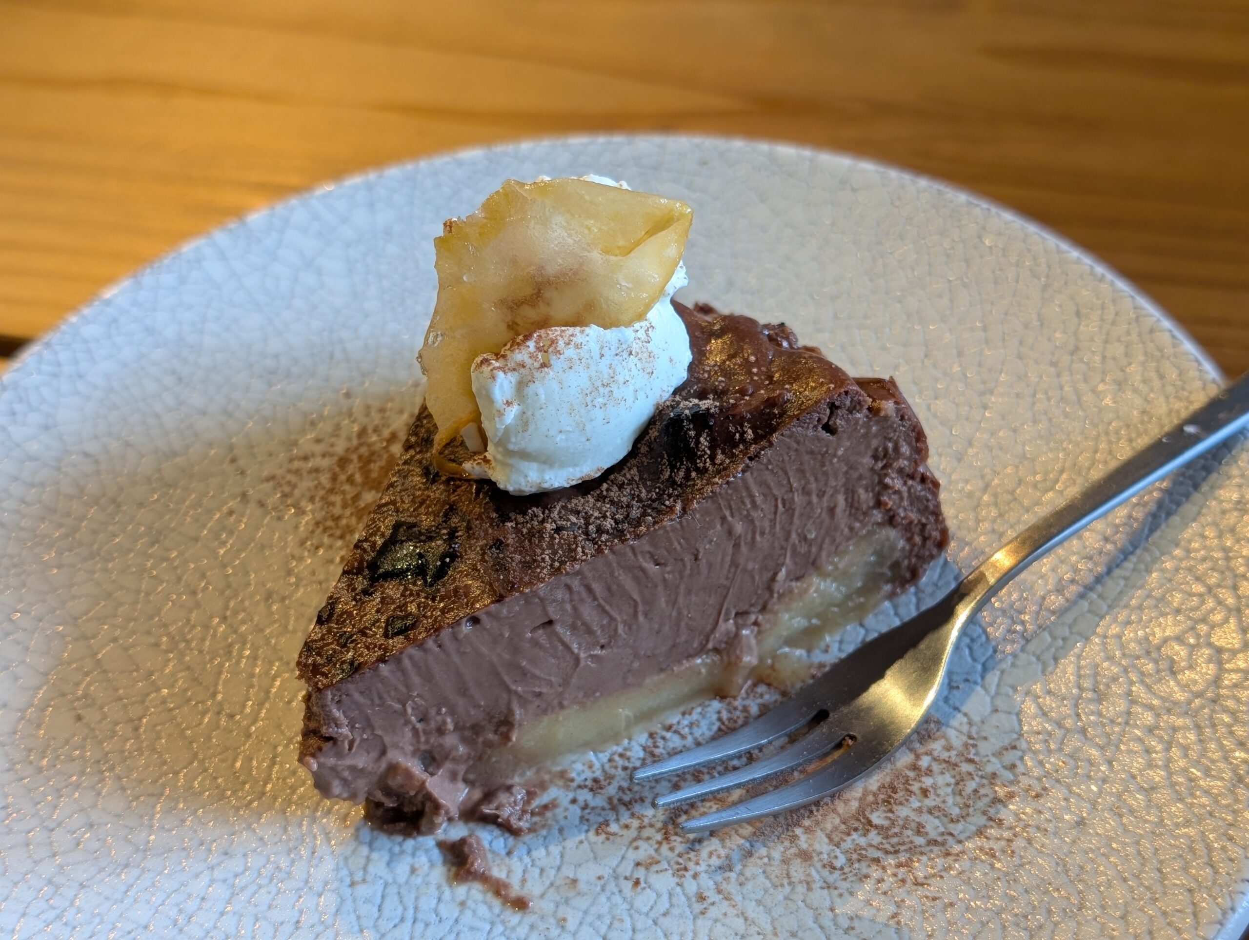 めぐりやのチョコとリンゴのチーズケーキの断面、リンゴの層が見える