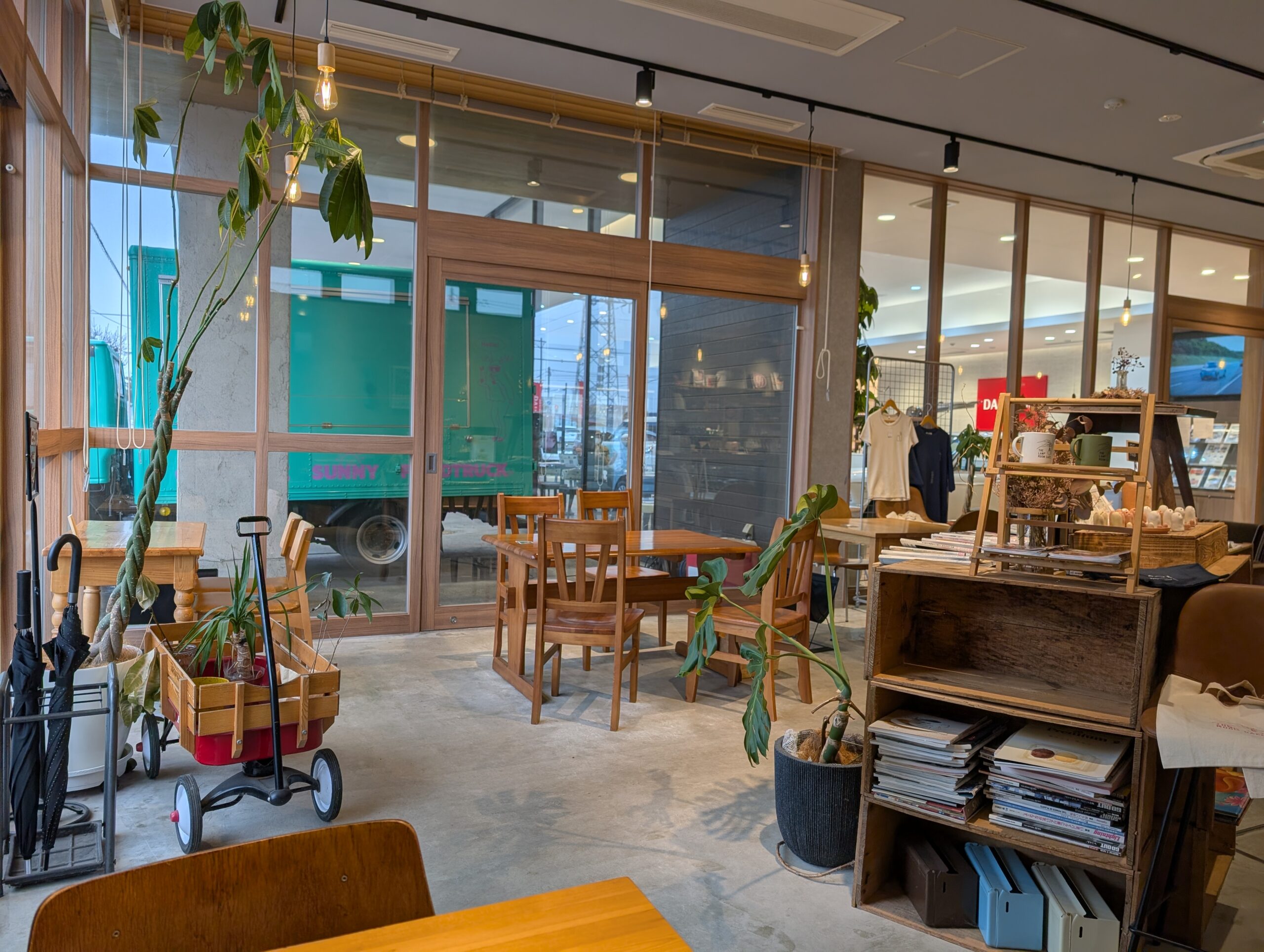 窓側のテーブル席。自然光が差し込む明るい空間