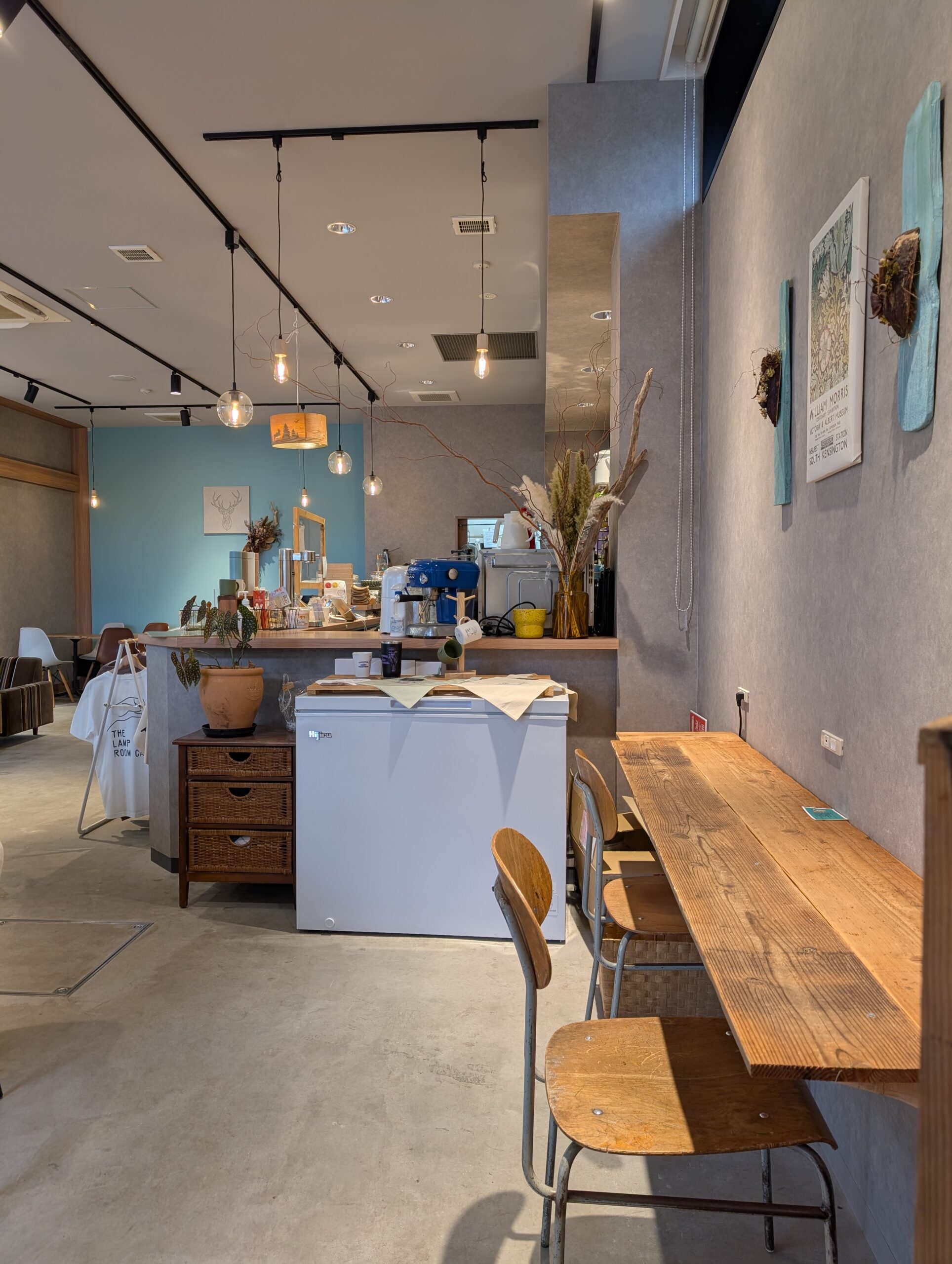 カウンター席と壁面のアートパネル