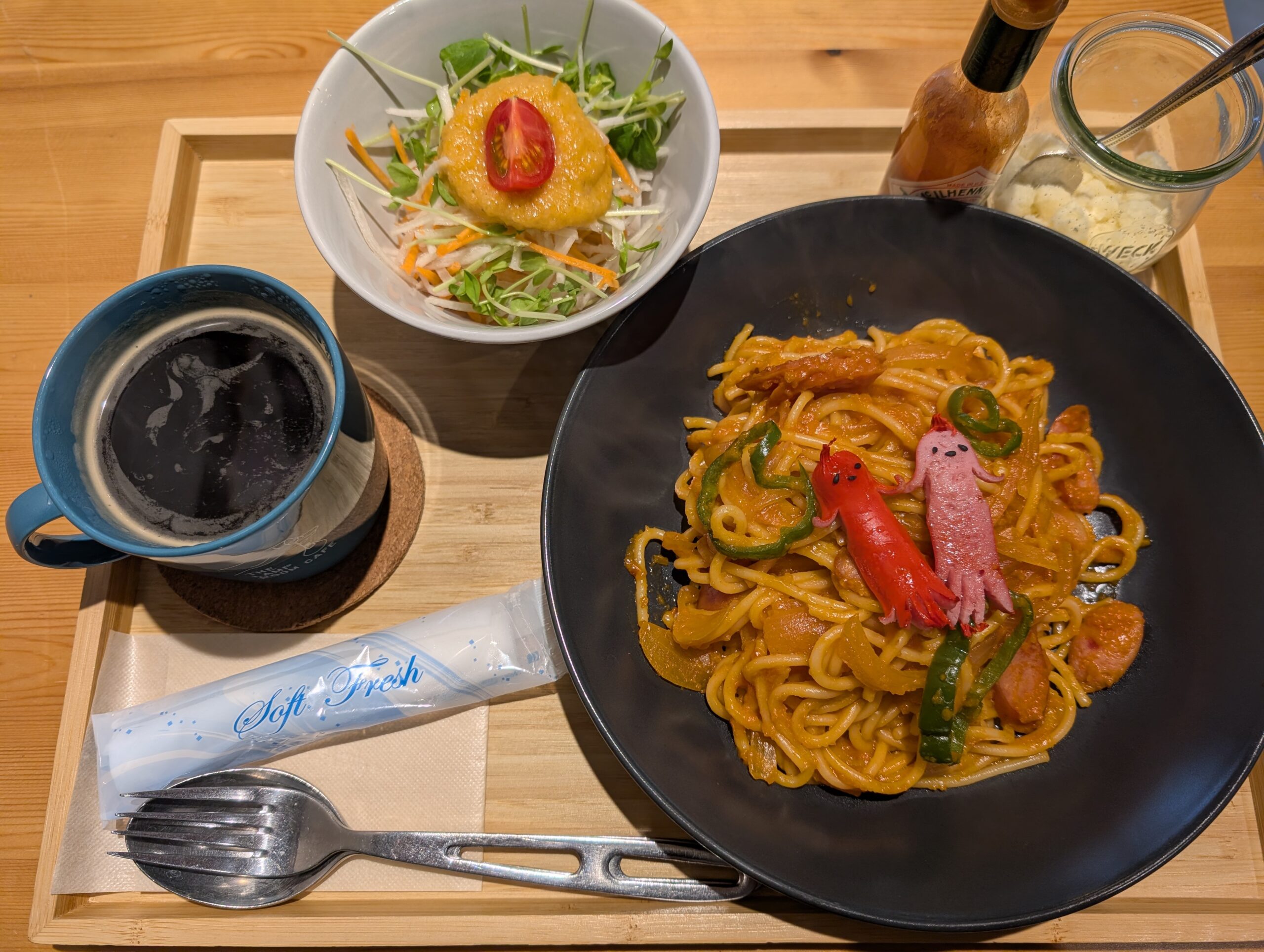 ナポリタンセットを真上から。パスタ、サラダ、アイスコーヒーが木のトレイに