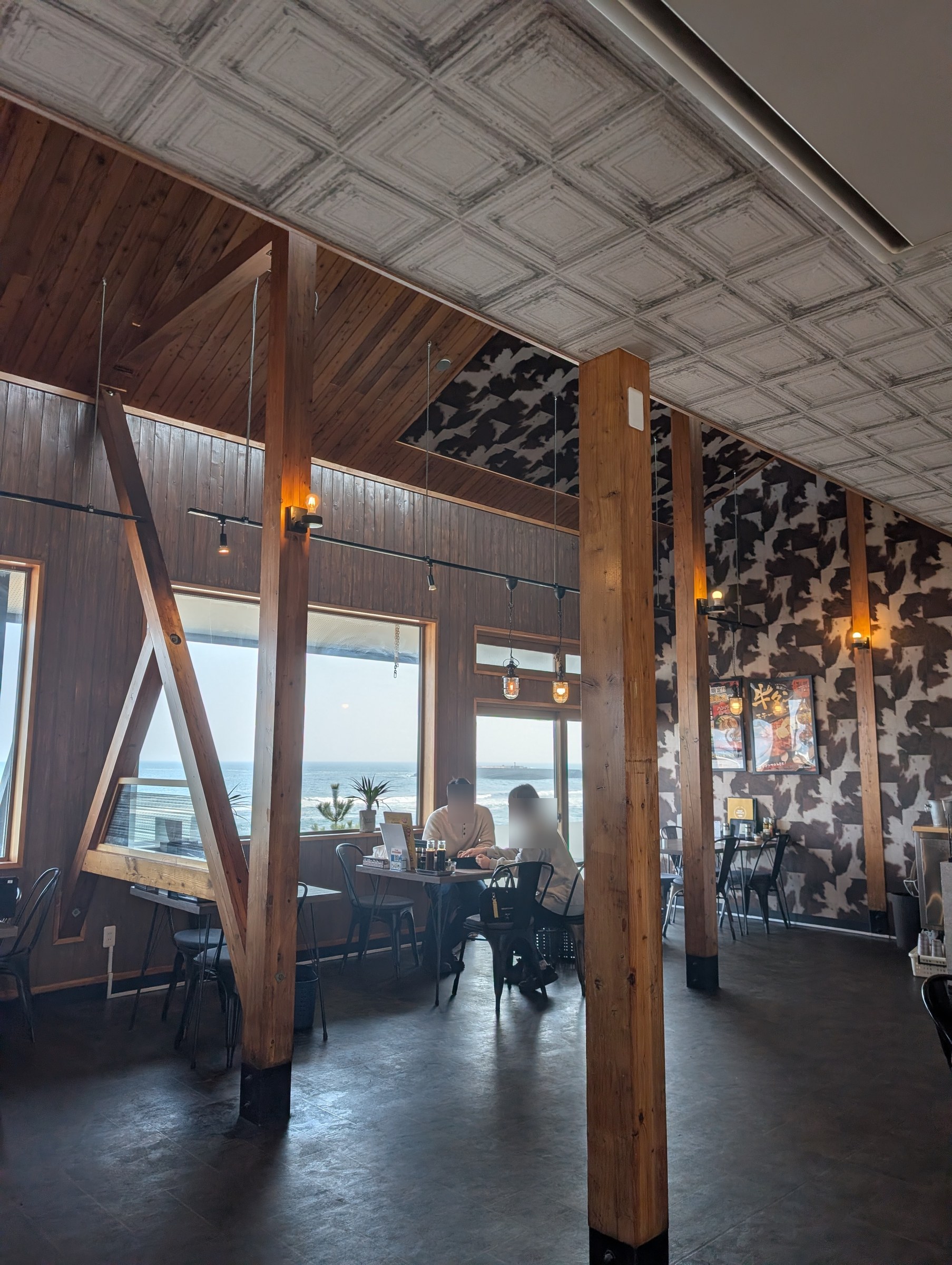 ビーフインパクト室蘭店の店内。木の梁と牛柄の壁紙