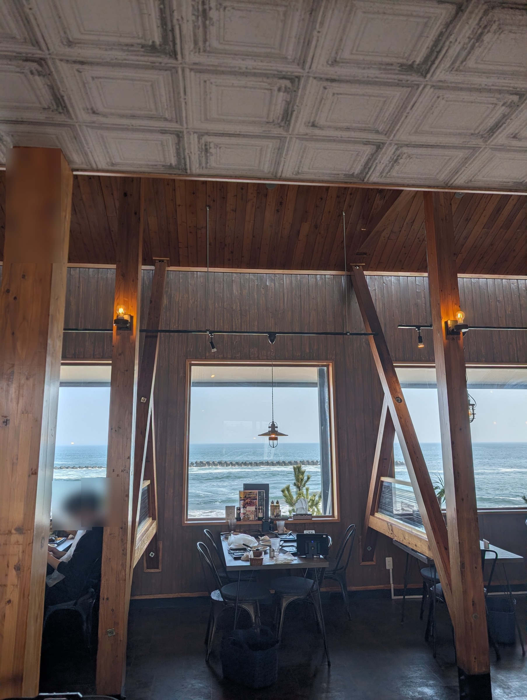 ビーフインパクト室蘭店の店内。大きな窓から海が見える