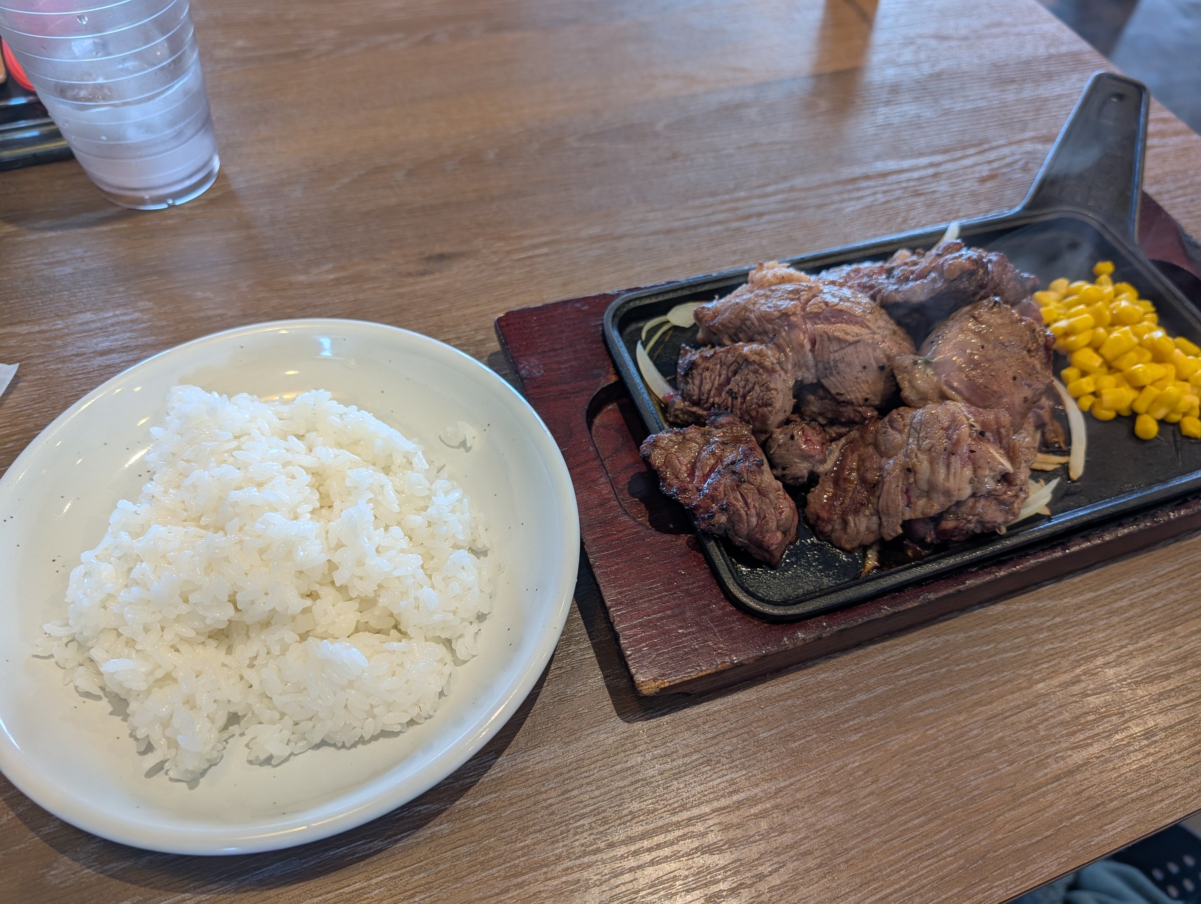 カットステーキとライスのセット