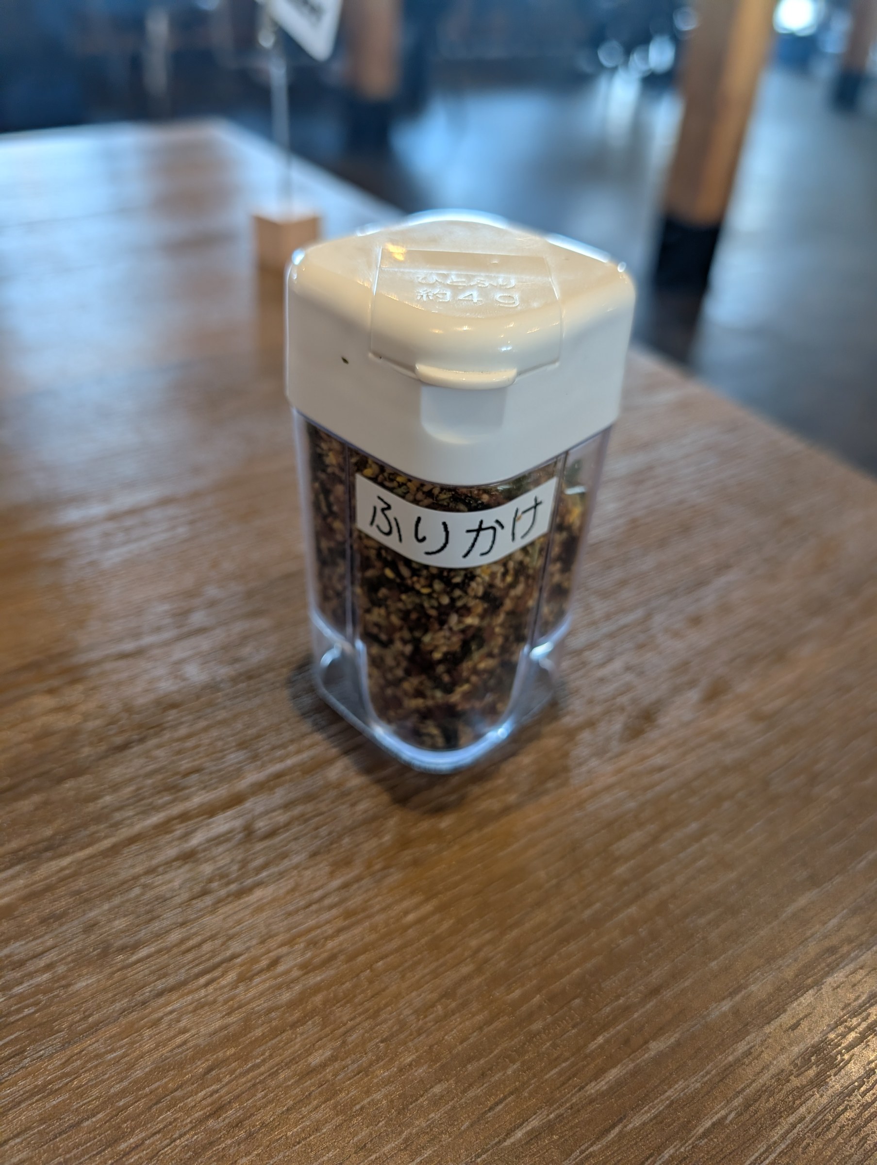 テーブルに置かれたふりかけ