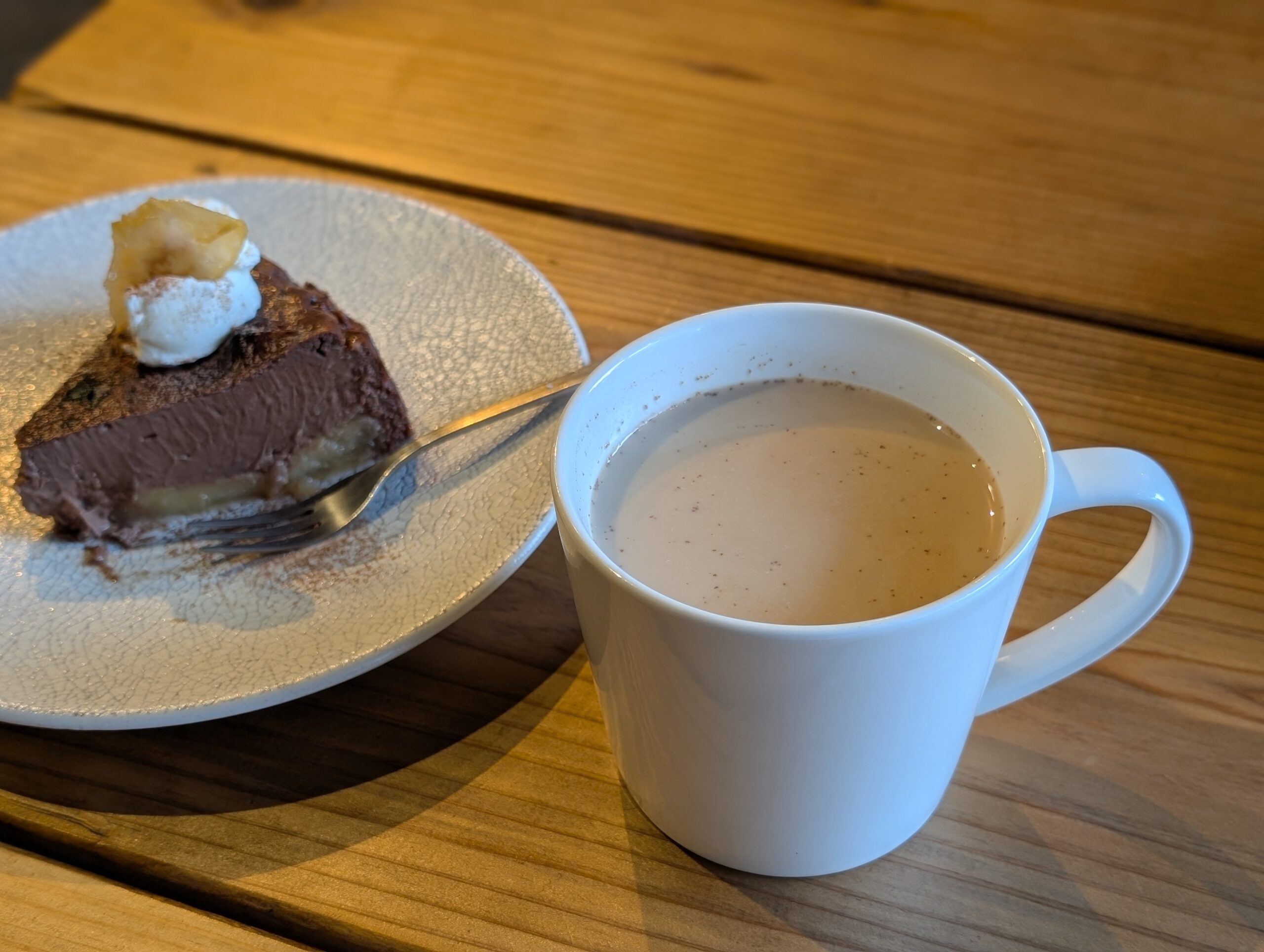 めぐりやのチョコとリンゴのチーズケーキとカフェラテ