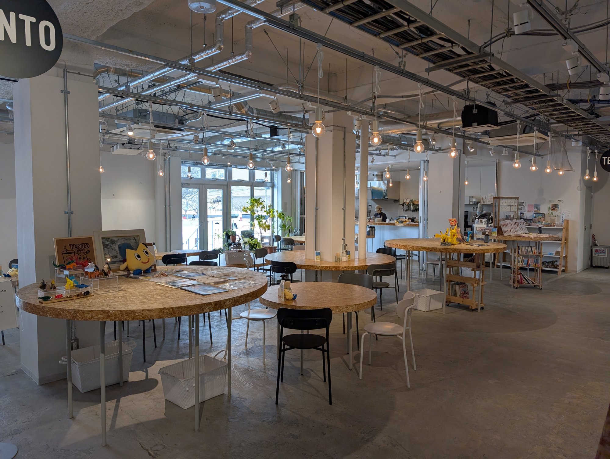 TENTOの店内全景。OSBテーブルとペンダントライトが並ぶ広々とした空間
