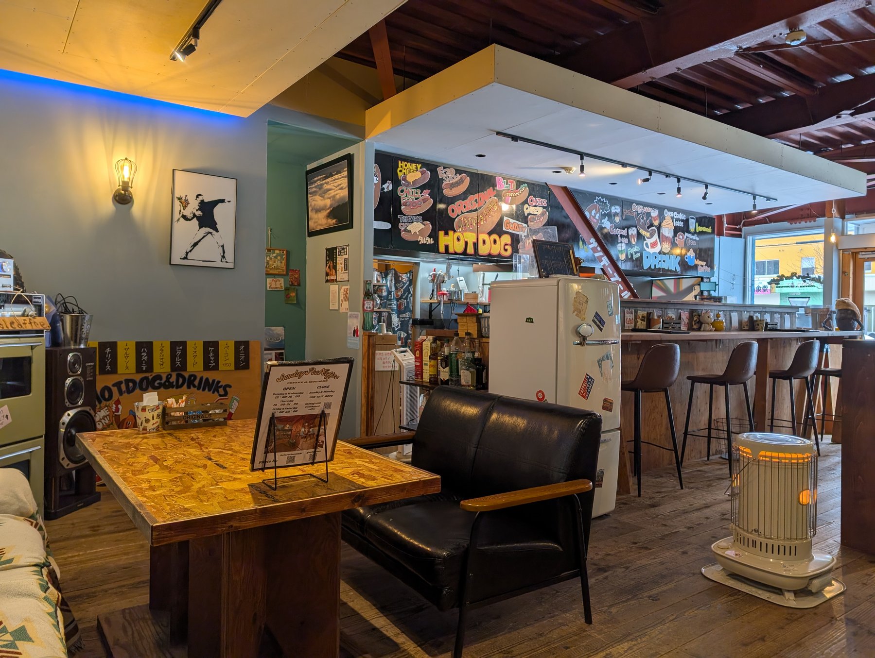 Sunday Pool Coffeeの店内。カウンター席、HOT DOGの黒板アート、Banksyプリント