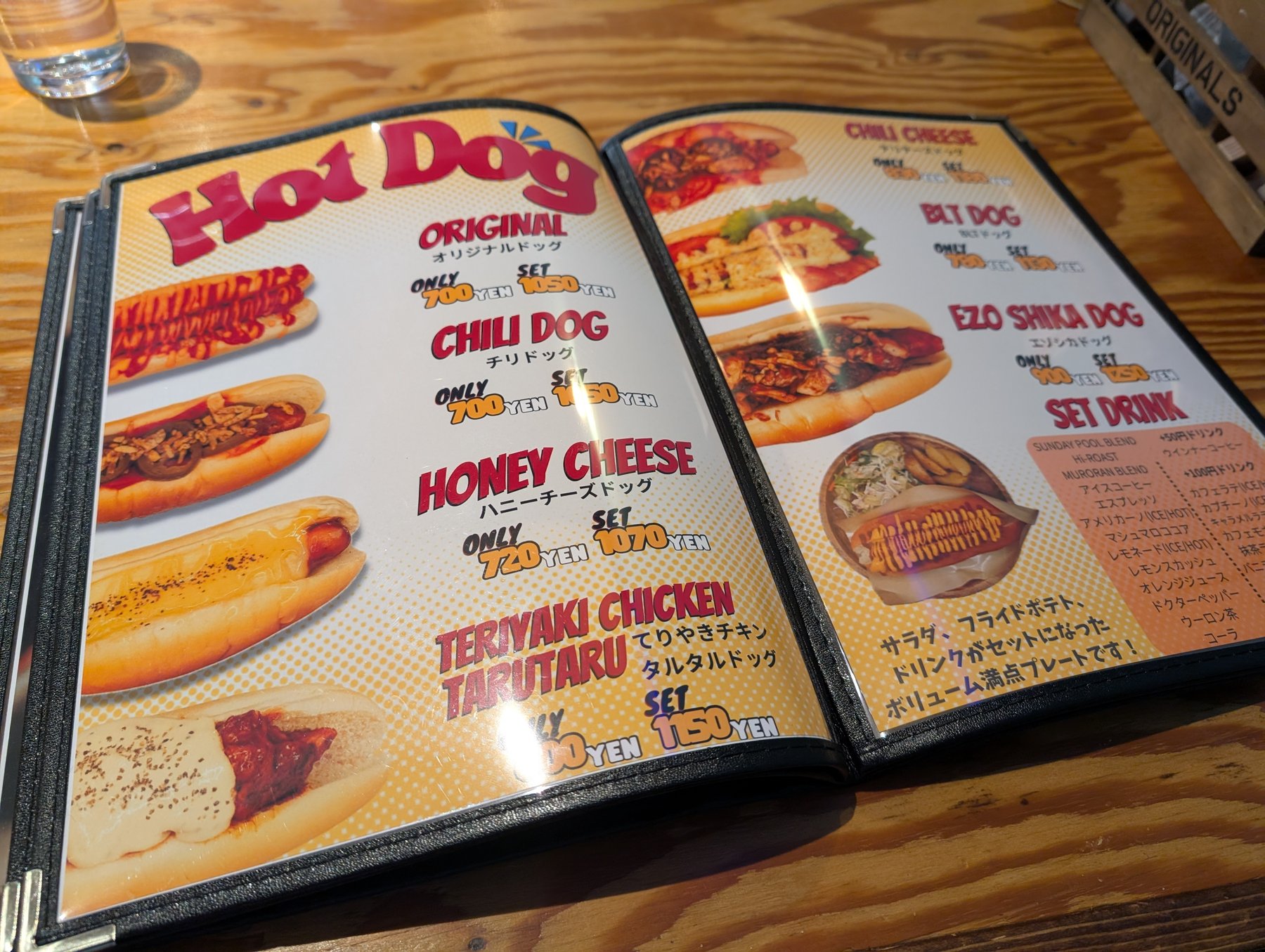 Sunday Pool Coffeeのホットドッグメニュー。7種類のホットドッグ