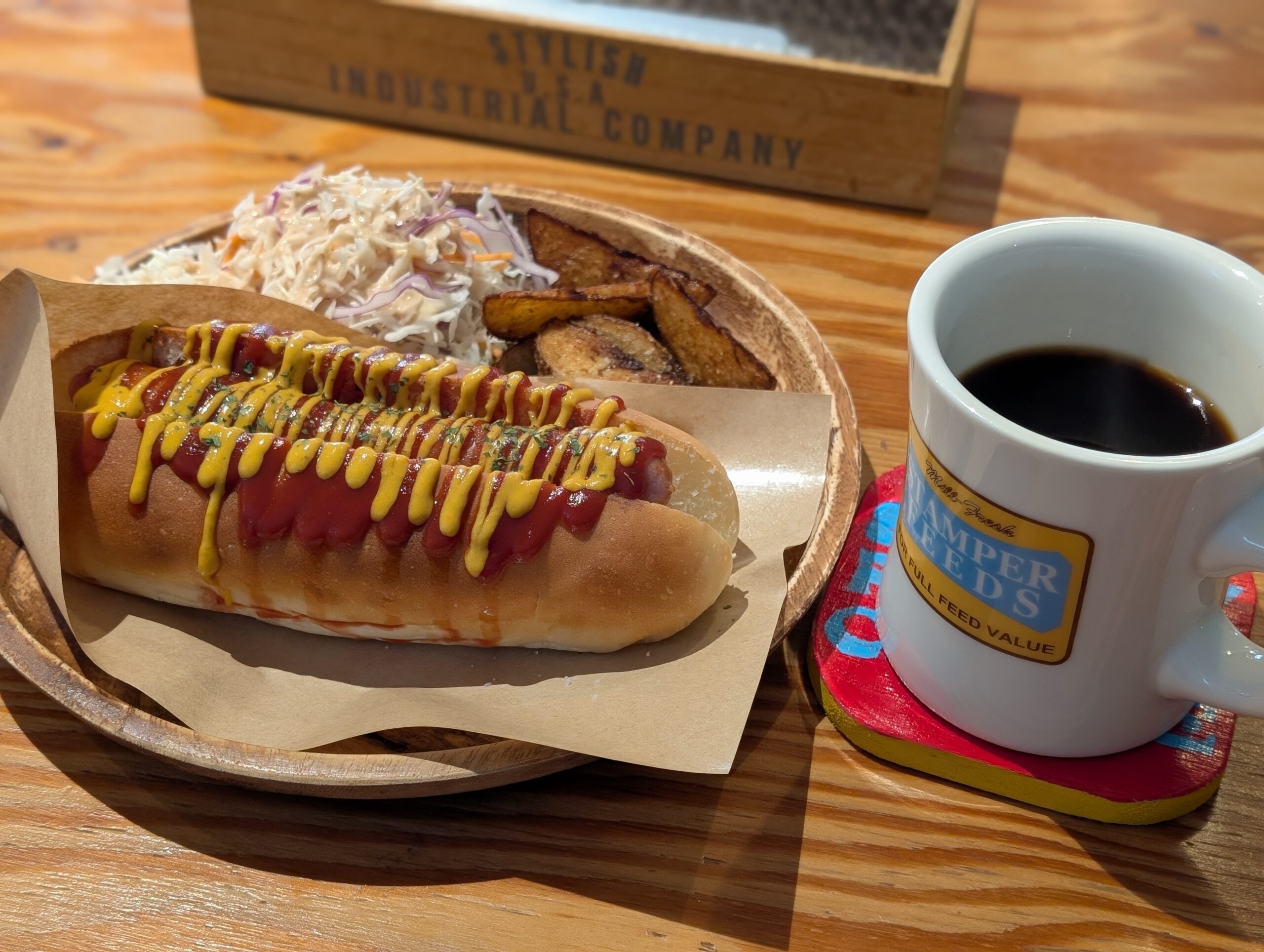 ホットドッグセット全体。ホットドッグ、コールスロー、フライドポテト、コーヒー