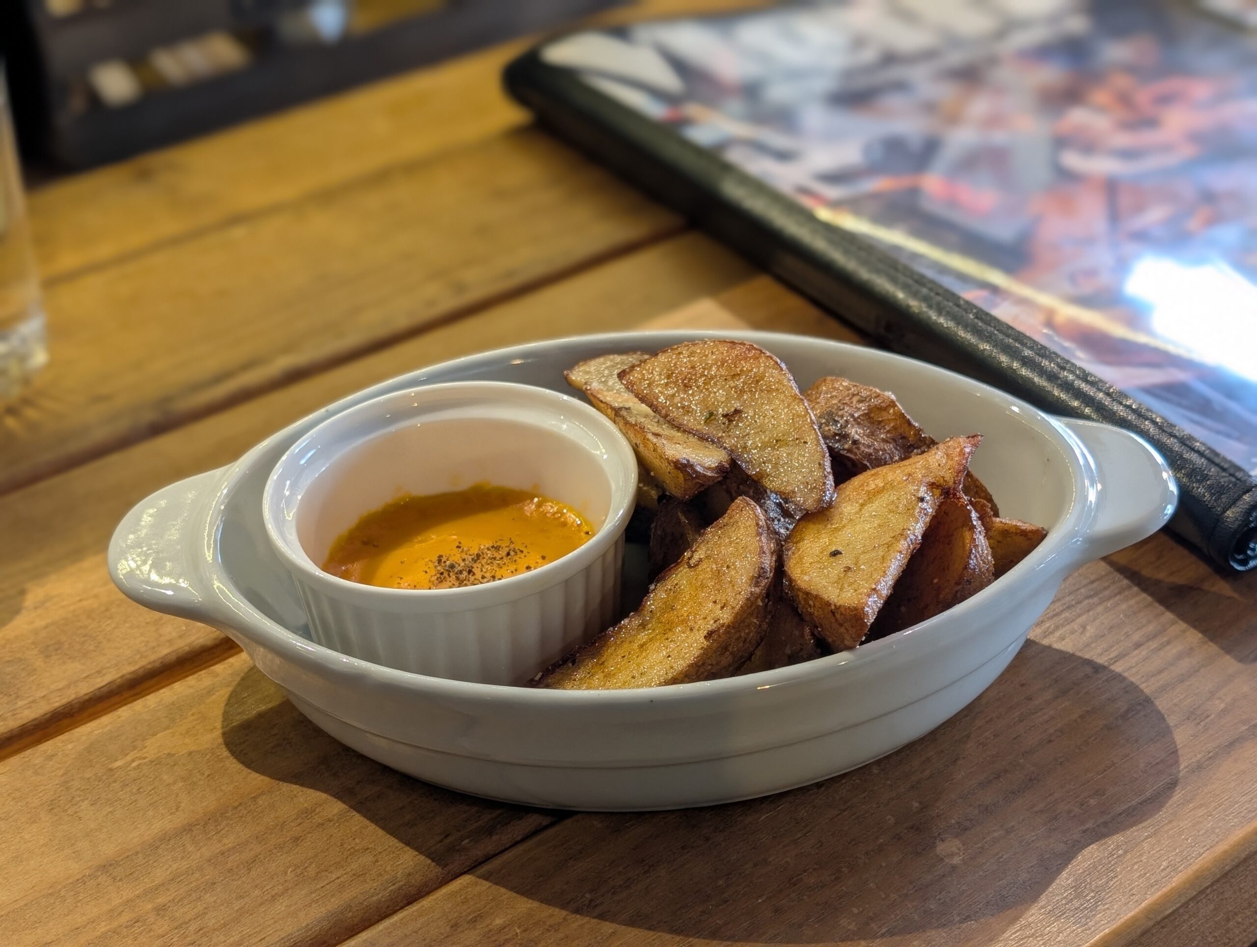 フライドポテトとオレンジ色のディップソース