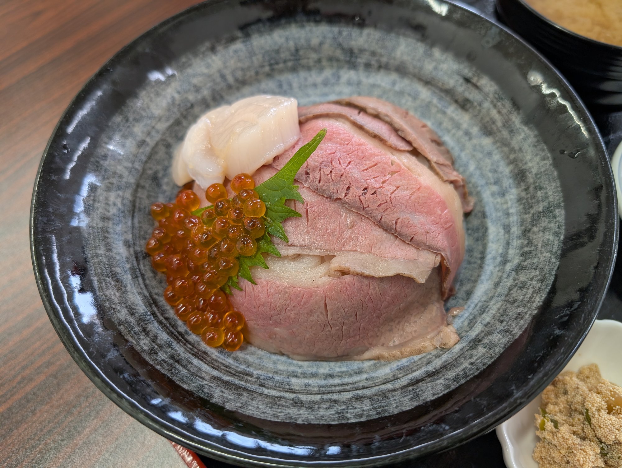 しらおい丼のアップ、白老牛ローストビーフ・ホタテ・いくらの盛り付け