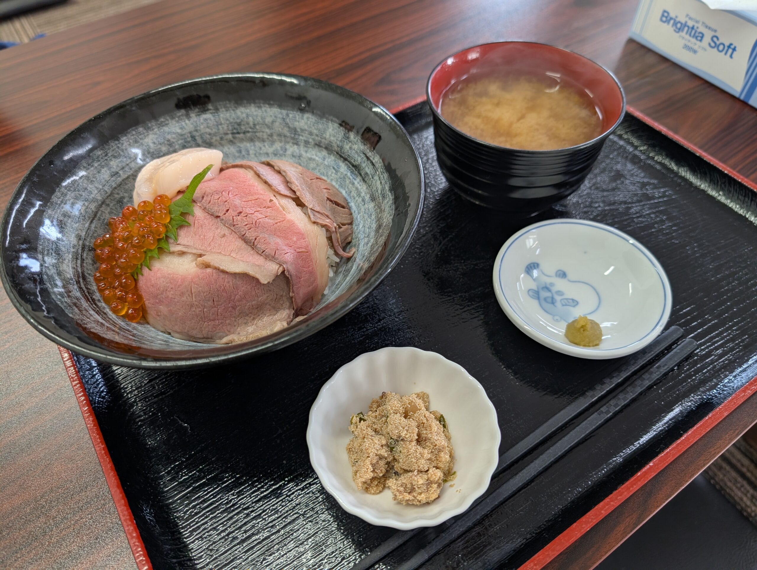 しらおい丼セット全体、味噌汁と小鉢付き