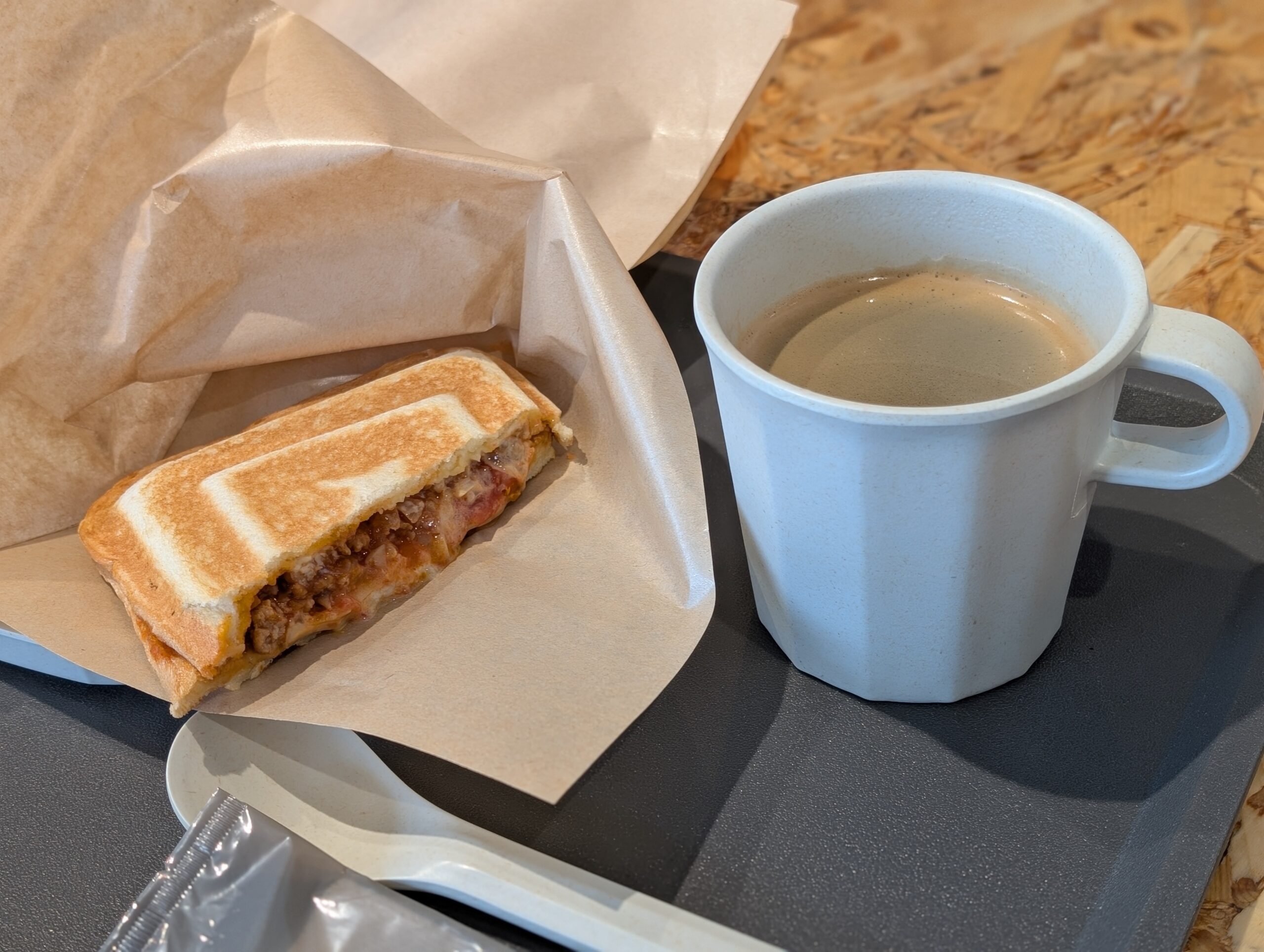 TENTOのホットサンドとコーヒー