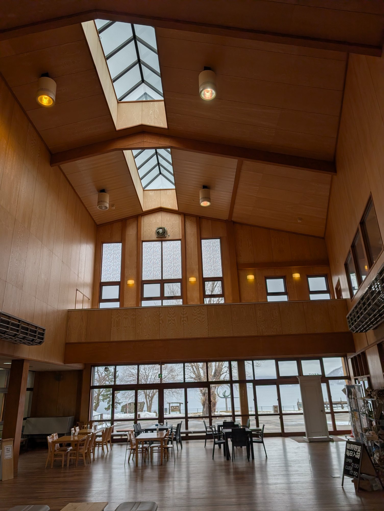 とうや水の駅の館内。高い吹き抜け天井にトップライト、大きなガラス窓から洞爺湖が見える