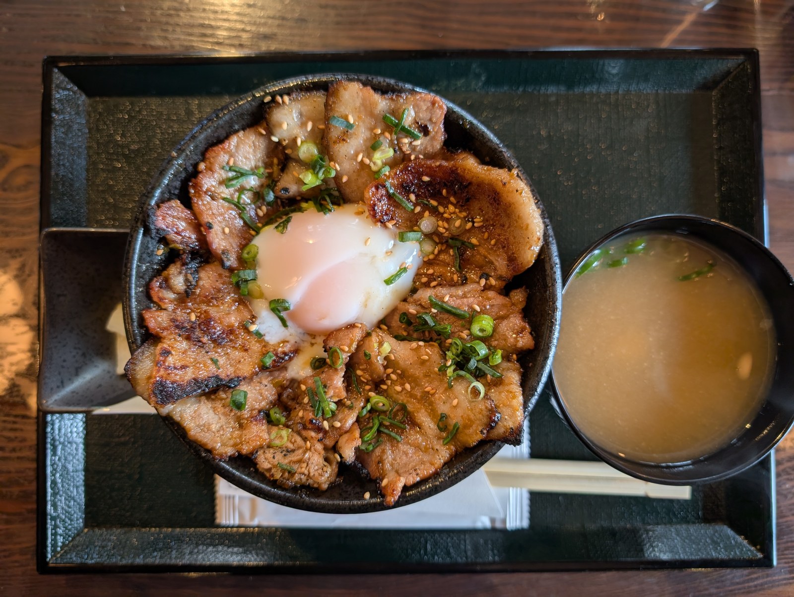 ランチセット2の炭火焼た丼味噌。温泉卵と刻みネギが乗った豚丼