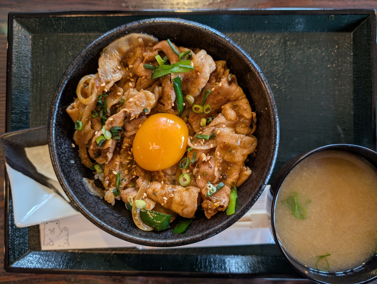 ランチセット7のスタミナ丼。生卵黄と大量の刻みネギ、ガーリックが乗った豚丼