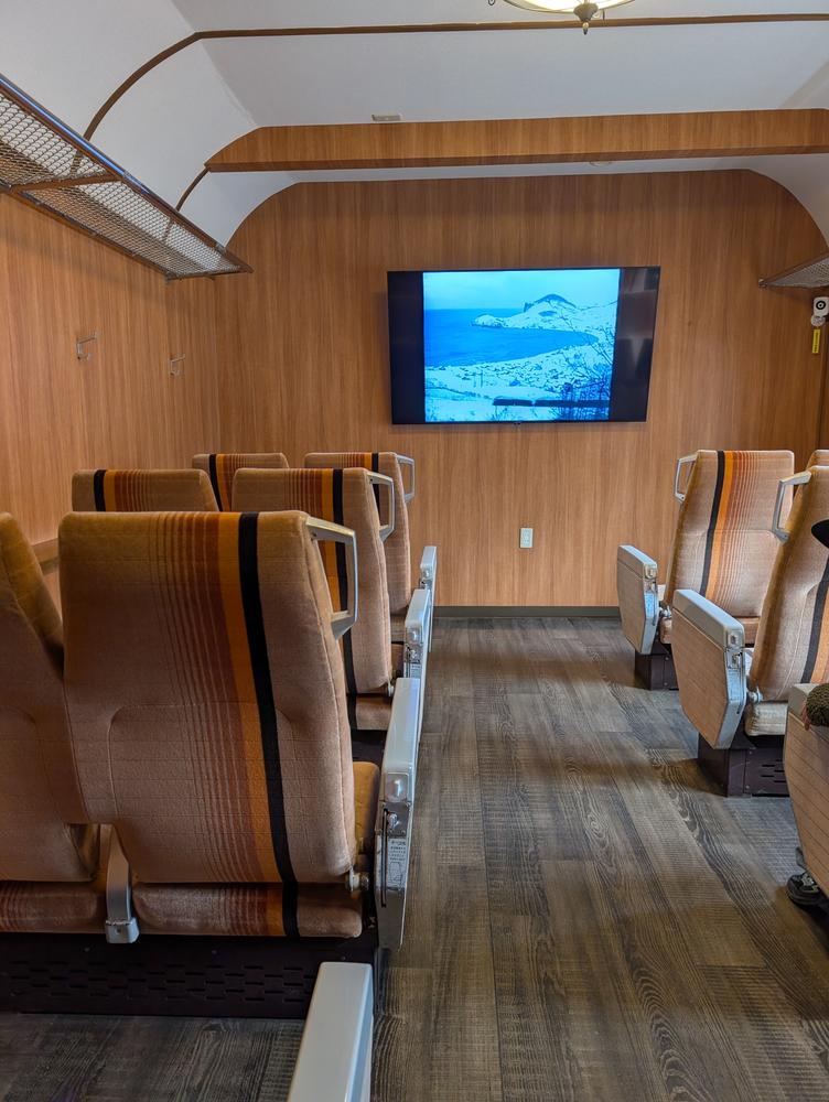 快速「海峡」で使われた本物の座席が並ぶ自由席スペース