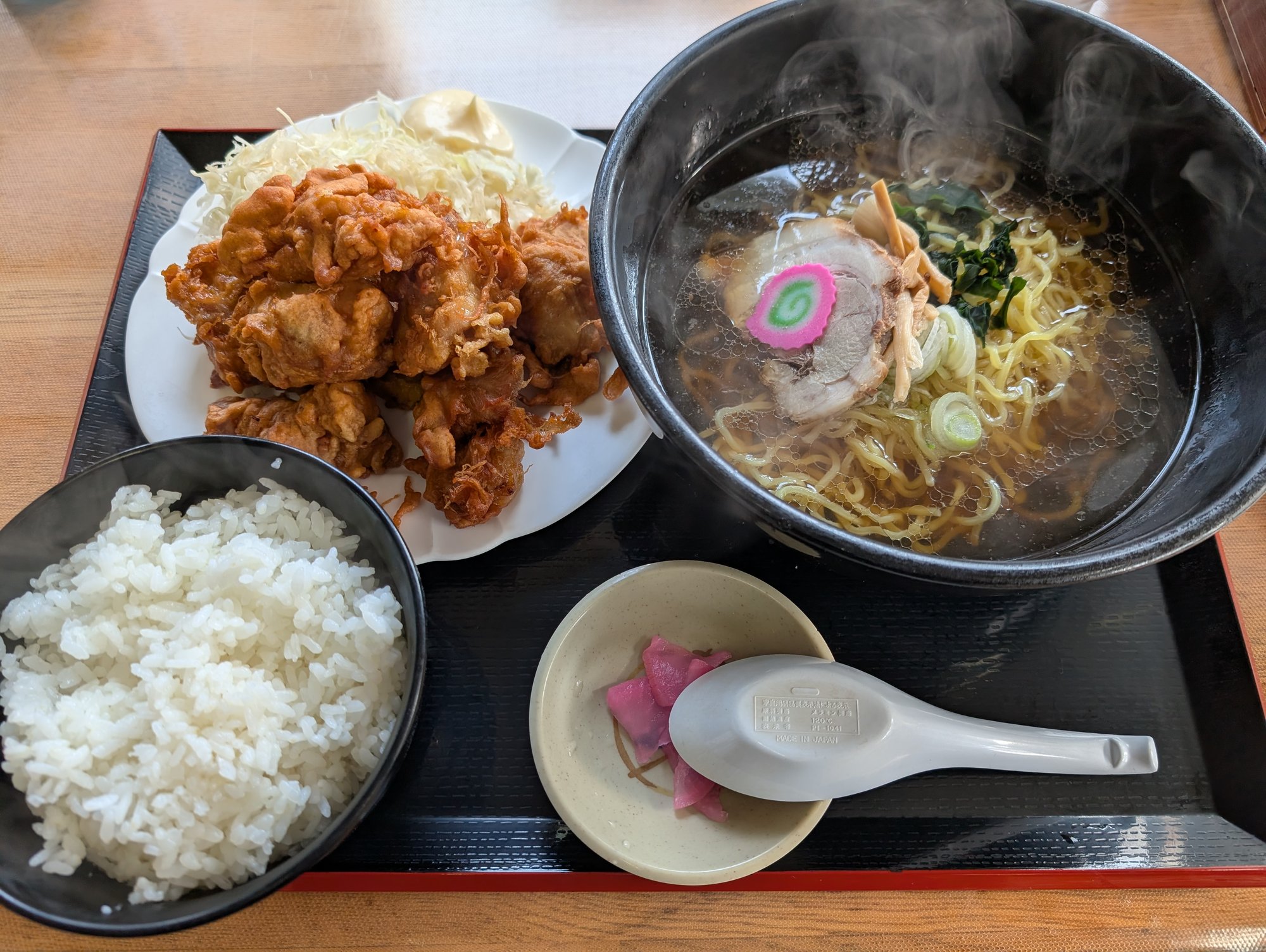 ラーメンザンギ定食の全体。ラーメン、山盛りザンギ、ご飯、漬物がトレーに並ぶ