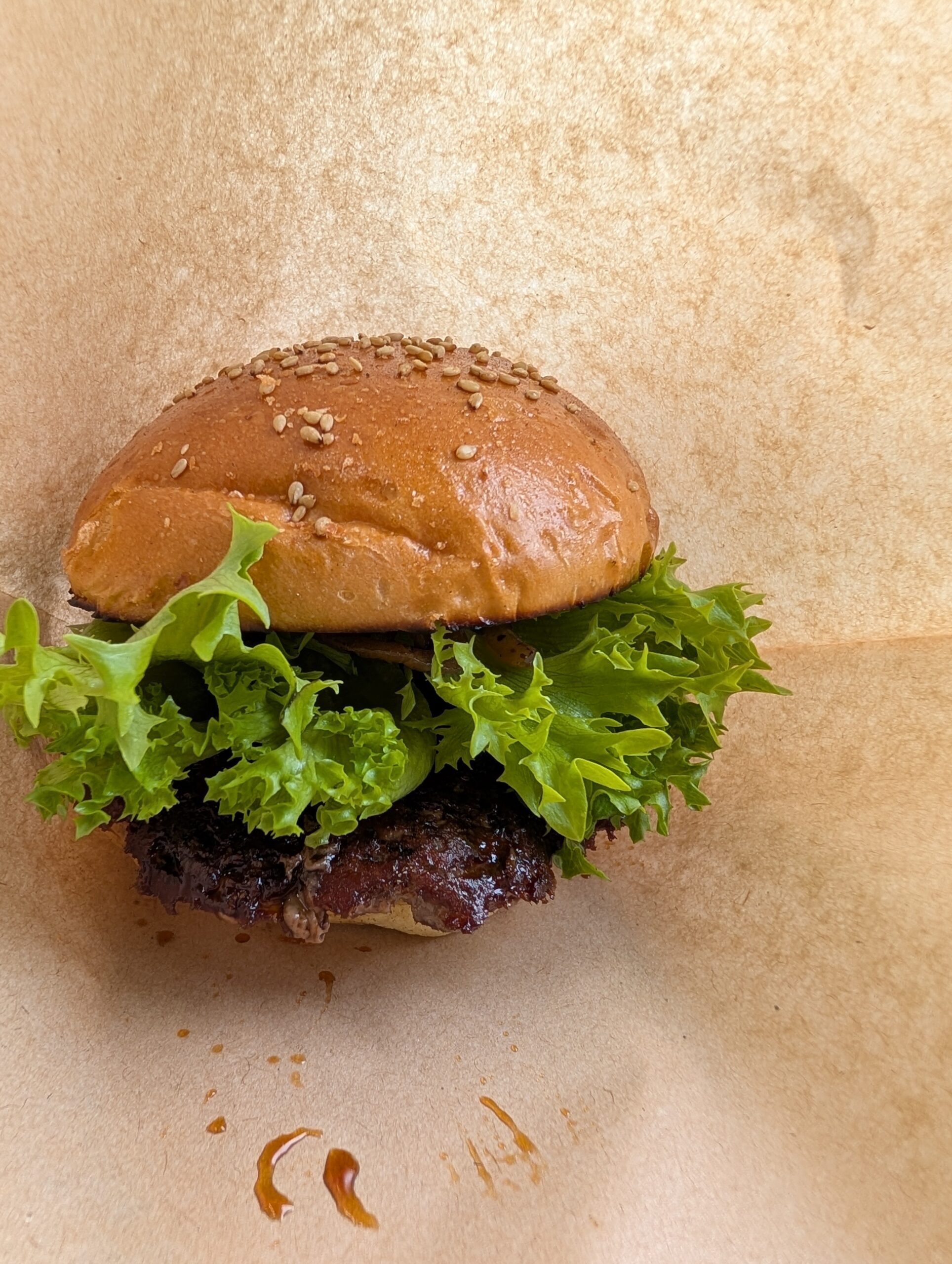 VARIE.のBEEFバーガー。ゴマバンズにレタスとパティ