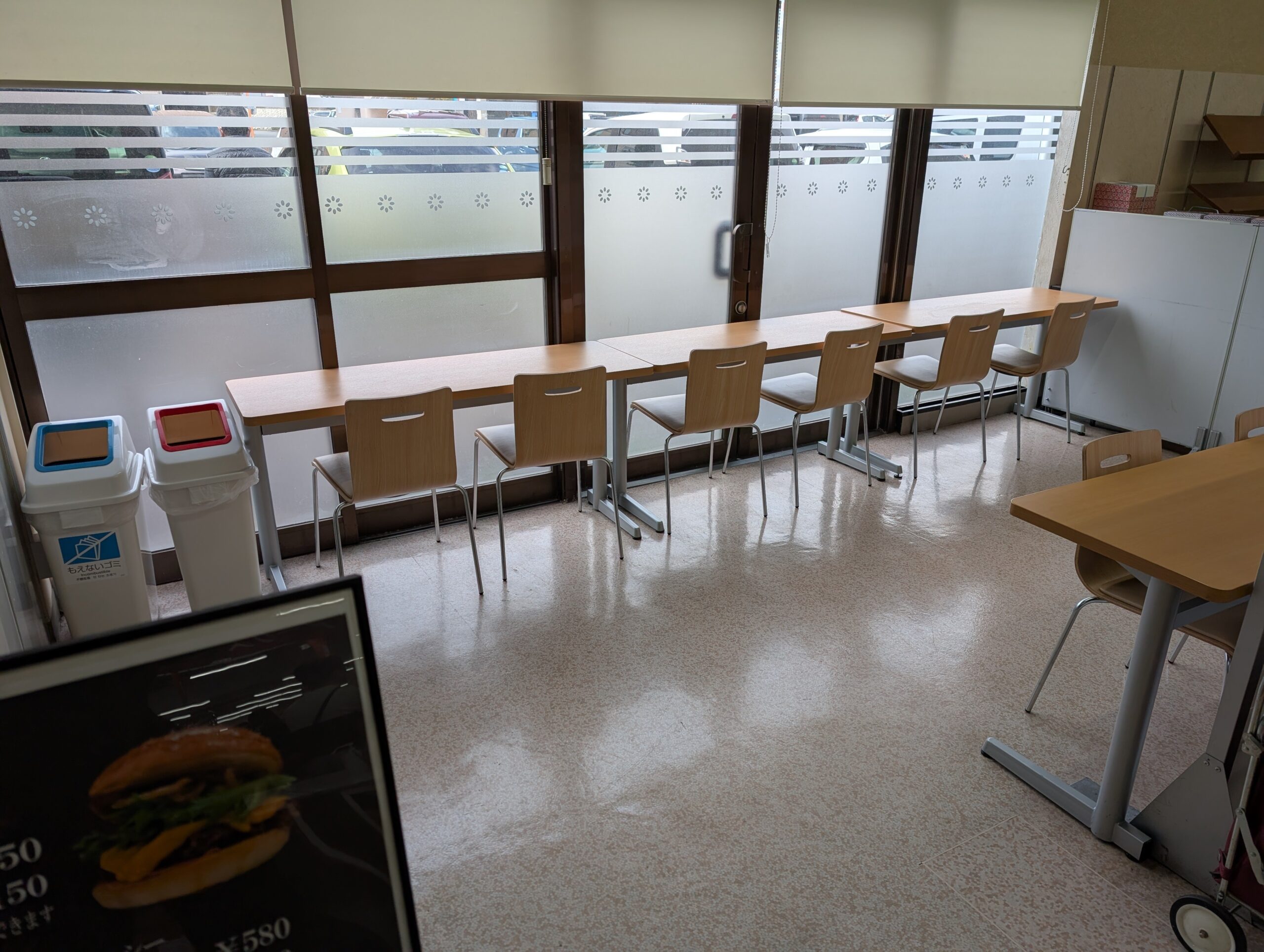 アークス伊達店のイートインスペース。窓際のカウンター席