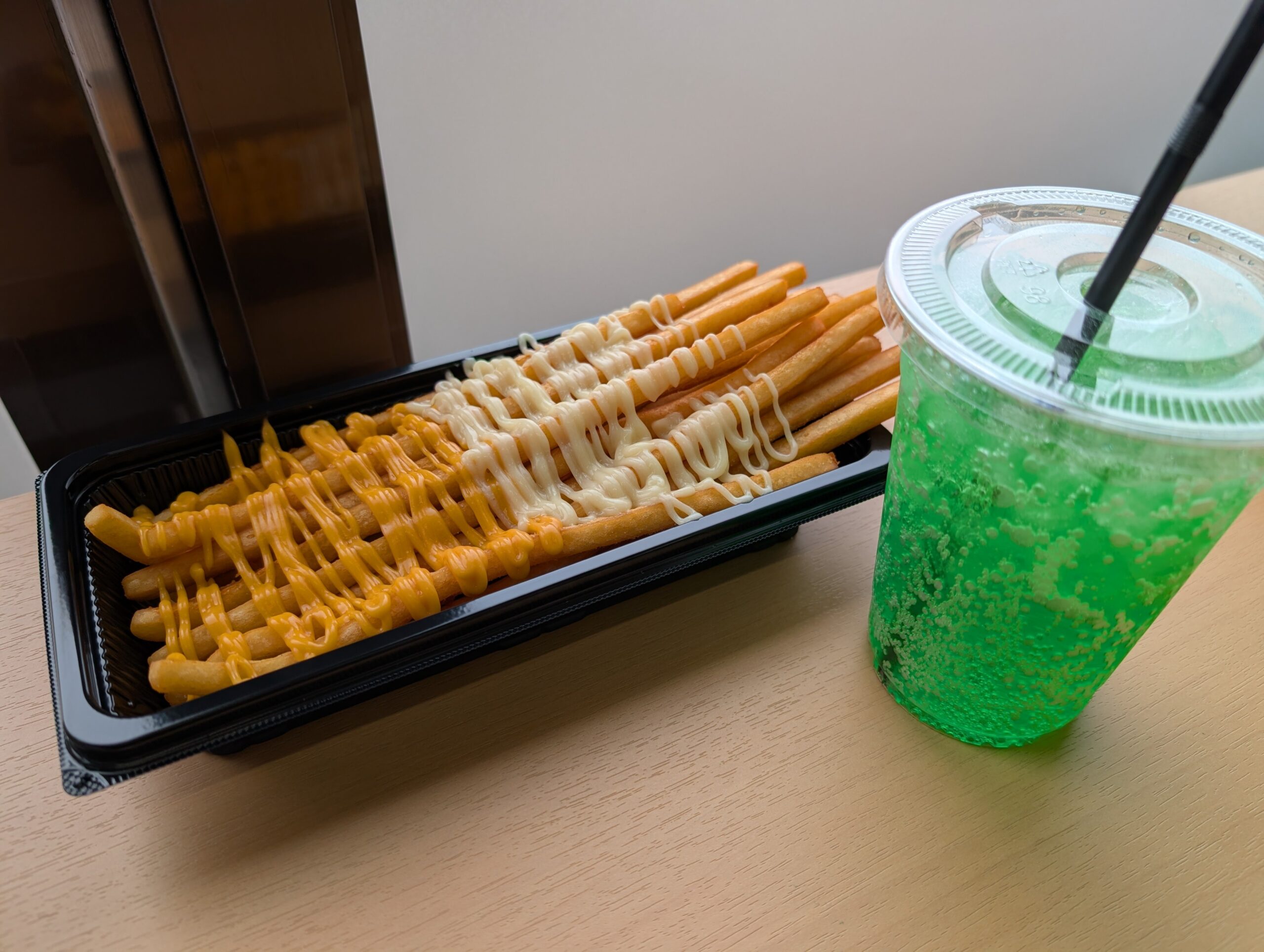 VARIE.のロングポテトとメロンソーダ