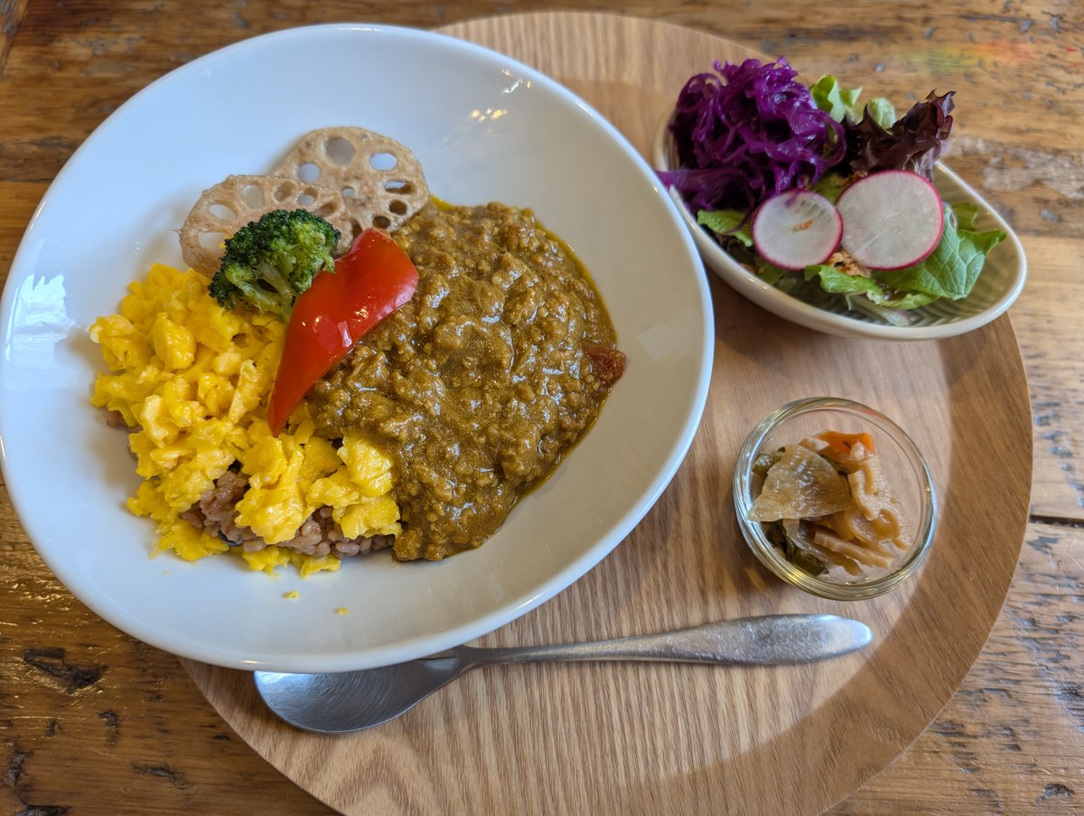 キーマカレー。ターメリック色のスクランブルエッグ・ブロッコリー・蓮根チップスのトッピング、サラダ付き