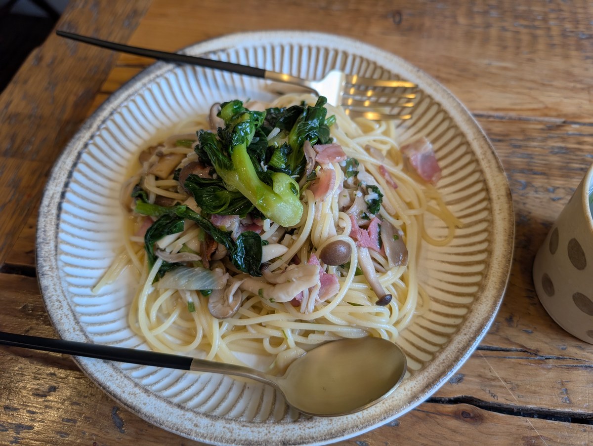 きのこと菜の花(チンゲン菜)の塩麹パスタ。和食器に盛り付け